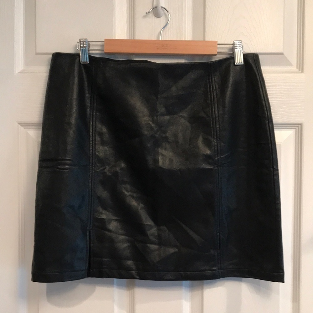 Mangopop brand size XXL black miniskirt with zip closure in back- NWT